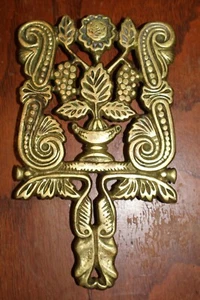 VTG MCM Virginia Metal Crafters Solid Brass Grapes Leaf & Floral Design Trivet - Picture 1 of 2