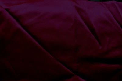 TELA SATINADA POLIÉSTER MACIZO BORGOÑA OSCURO 63 X 60 PULGADAS REMANENTE Foto 1 de 3