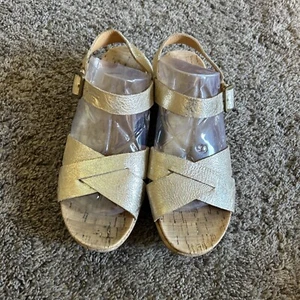 Zapatos de cuña Kork Ease Myrna 2.0 K38170 de cuero dorado y hebilla de corcho EE. UU. 6M - Imagen 1 de 5