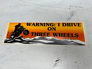 VINTAGE 3 WHEELER BUMPER STICKER - WARNING: I DRIVE ON THREE WHEELS 1985 J&P NOS - Imagen 1 de 10