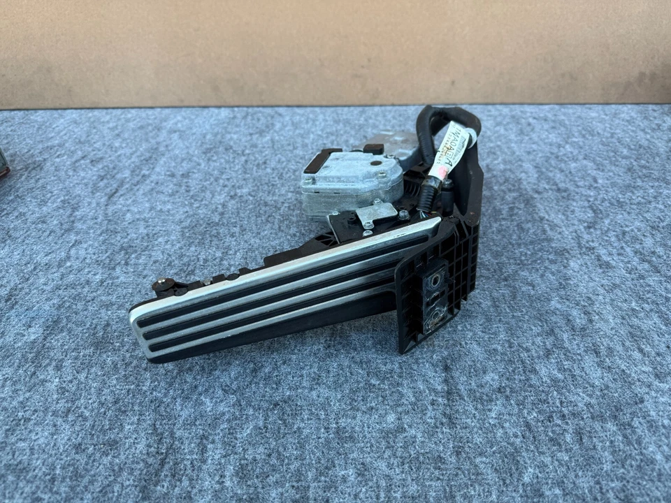 INFINITI M35H M37 M56 Q70 2011-2019 OEM TRAVEL ADAPTIVE GAS PEDAL ACTUATOR ASSY Foto 1 de 4