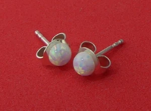 148) 1 par de pendientes de ópalo sintético 4 mm de diámetro Color blanco brillante - Imagen 1 de 11