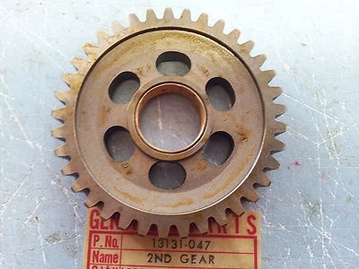 Kawasaki KT250 A 1975-1976 2ª transmisión salida de engranajes 13131-047 Nuevo de Lote Antiguo Foto 1 de 2