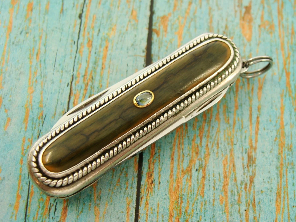 NAVAJA DE BOLSILLO VICTORINOX CLÁSICA PLATEADA MASTODONTE EJÉRCITO SUIZO PERSONALIZADA Foto 1 de 4