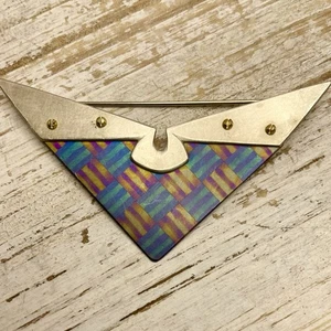 Broche prendedor modernista triangular de plata de ley con tratamiento de color oxidado - Imagen 1 de 9