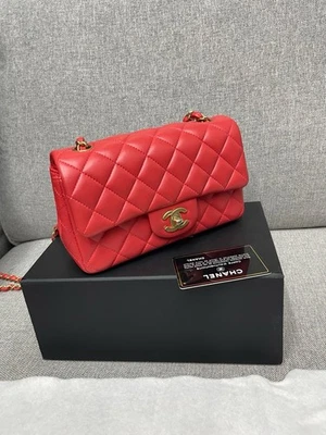 Bolso CHANEL Mini Rectangular con Solapa Herrajes Dorados, Hecho en Francia Piel de Cordero Rojo Foto 1 de 4