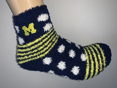 MICHIGAN WOLVERINES NCAA COLLEGE TEAM LOGO WOMENS DOTS ANKLE FUZZY SLEEP SOCKS - Image 1 of 2