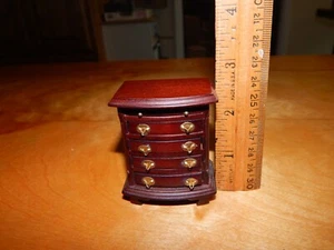 SCATOLA CAMERA IN MINIATURA CASA DELLE BAMBOLE LEGNO CASSETTIERA TAVOLINO CLASSICI SCRITTURA - Foto 1 di 7