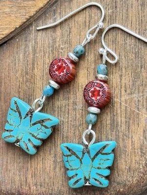 Pendientes colgantes mariposa turquesa con cuentas Picasso y Millefiori. Boho Chic. Foto 1 de 3