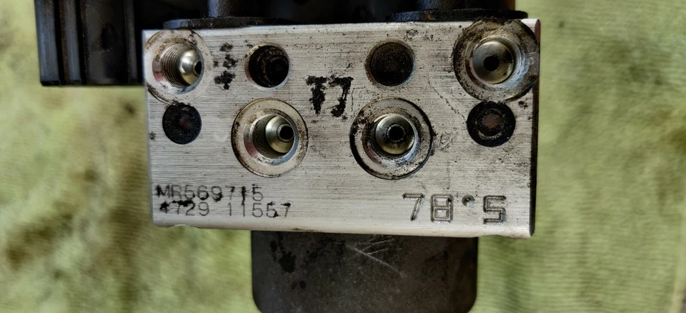 2005 MITSUBISHI ENDEAVOR LS OEM ABS PUMP MR569715 -4729-11557 - Image 1 of 4