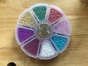 11/0 kleine Glasperlen in Box 8 TOLLE Sommerfarben Kunst Handwerk Schmuck Posten Großpackung - Bild 1 von 9