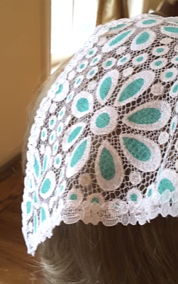 Velo de capilla de encaje hecho a mano para niños pequeños/niños verde azulado margarita velo mantilla misa latina Foto 1 de 4