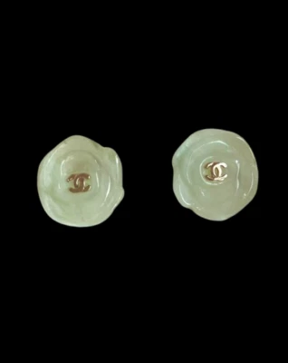 Pendientes CHANEL CC Logo Camelia Color Verde Claro Lechoso Talla 1.9cm Japón [Usados] Foto 1 de 2