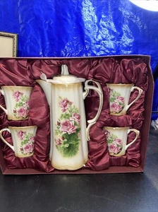Victorian Trading Co. 1898 Schokoladenkanne Teetassen rosa Kohlrosen - Bild 1 von 12
