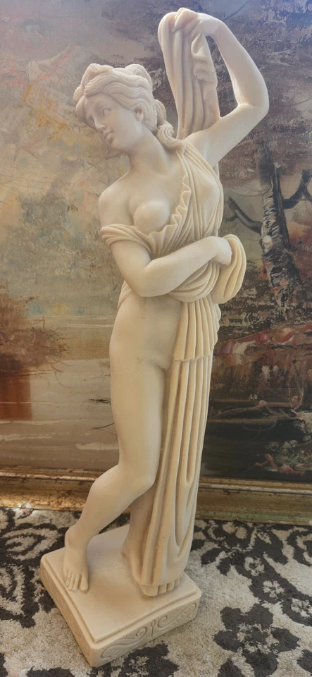 La statua in alabastro è una copia della Venere Callipigia. - Immagine 1 di 4