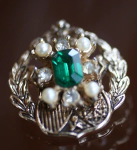 VINTAGE :*TINY ROUND CORO PEGASUS PIN WITH GREEN STONE, PEARLS & MORE:* 1" L@@K - Picture 1 of 8