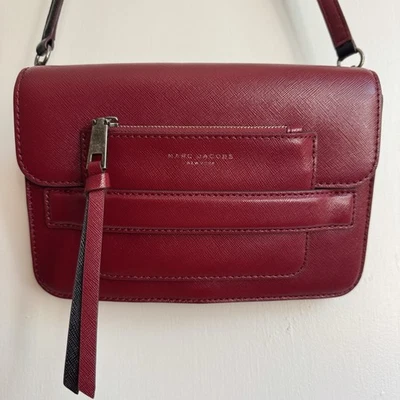 Bolsa tiracolo Marc Jacob’s Madison em couro saffiano vermelho escuro - Imagem 1 de 4
