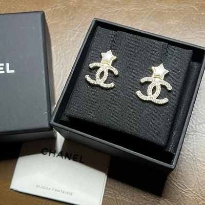 Auténticos aretes Chanel 2024 CC logotipo estrella nacarada tono dorado Foto 1 de 4