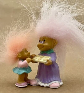 Vintage Russ Troll Figur Oma und Kind mit Keksschale 2 Zoll - Bild 1 von 6