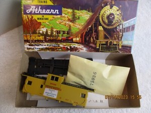 NEW-Athearn 5368 HO UP Union Pacific Wide Vision caboose Kit-R12-7160