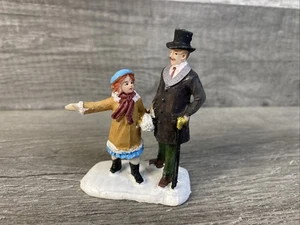 SHOWING THE WAY Weihnachtsdorf Figur Holiday Time - Bild 1 von 7