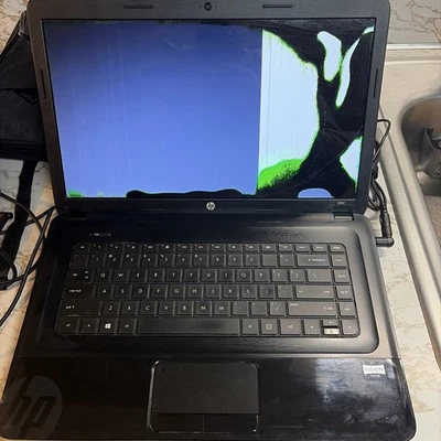 Portátil HP 2000. Enciende. La pantalla está agrietada. Ver fotos. Especificación desconocida. Foto 1 de 4