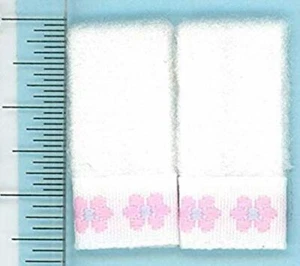 Puppenhaus Miniatur Badetuch Set, rosa Blumenborte, von Jacqueline's - Bild 1 von 1