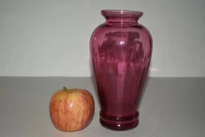 Jarrón vintage de vidrio de arándano PILGRIM Glass Co con tapa acampanada y patrón acanalado - Imagen 1 de 24