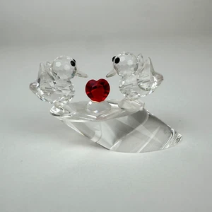 Statuina Swarovski Love Birds con cuore due anatre/uccellini/pulcini trasparenti cuore rosso - Foto 1 di 14