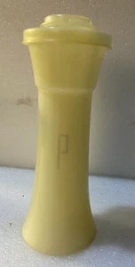 Vintage Tupperware Pepper Shaker 718-16 - Picture 1 of 2