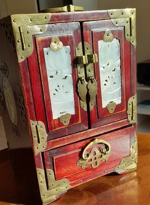 Joyero chino vintage de palo de rosa de los años 60 con detalles de jade/latón y cerradura/llave Foto 1 de 4