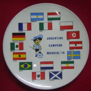 Placa de plástico de la Copa Mundial de Fútbol Argentina 1978 con banderas - Imagen 1 de 2