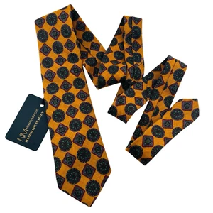 Corbata de cuello 100 % lana hecha en Italia dorada multi medallón Neiman Marcus nueva con etiquetas - Imagen 1 de 6