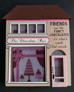 Iluminación de madera House Friends Are Like Chocolate rústico decorativo 14.5x12x5cm - Imagen 1 de 7
