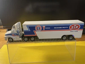 WINROSS 1/64 1994 INT. CAB & PETTY/STP CAR HAULER TRACTOR TRAILER 10” L USED USA - Picture 1 of 9