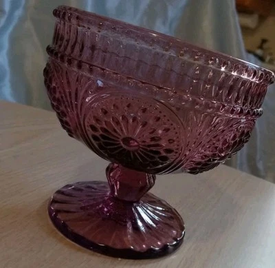 Taza de helado púrpura copa de postre con patas de ciruela Adeline mujer pionera Foto 1 de 4