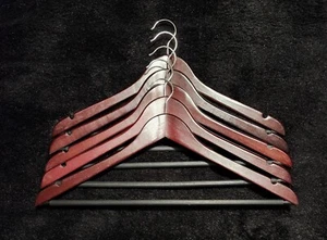 Lote de 5 perchas de madera de alta resistencia acabado cerezo con barra para pantalones gancho giratorio cromado  - Imagen 1 de 3