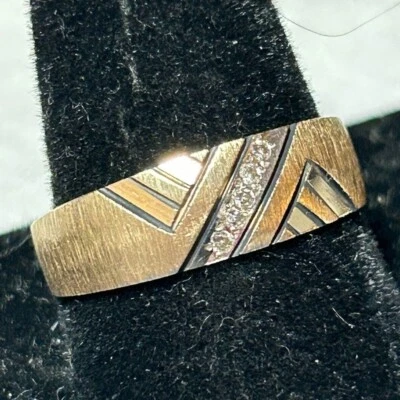 Alianza de boda redonda enchapada en oro amarillo de 14K con diamantes VVS1 para hombre simulada Foto 1 de 4