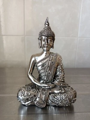 Buddha Colore Argento In Resina Alta Cm 14 Larga Cm 10 Base  Rara Design Budda  - Immagine 1 di 4