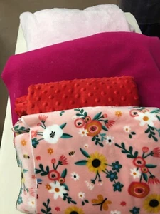 Vier Stück rosa/roter Fleecestoff reicht je für eine Babydecke - Bild 1 von 2