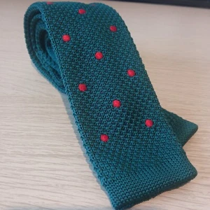 Neue olivgrüne gewebte Herrenkrawatte Krawatte weinrot gepunktet modische schmale Strickkrawatte - Bild 1 von 1