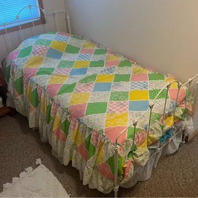 Colcha funda cama doble vintage años 70 imitación patchwork calicó volantes florales Foto 1 de 4