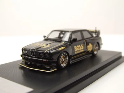 BMW E30 BOSS Nero Oro Modellino 1:64 Street Weapon - Immagine 1 di 4