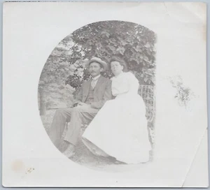 Viñeta Pareja Sentada Banco Hombre Bigote Mujer Vestido Falda Años 1900-10 BW Foto - Imagen 1 de 2