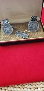 Gemelos de moneda de peltre originales East Village para hombre en caja original - Imagen 1 de 6