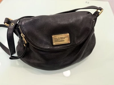 Bolso Bandolera Mark by Mark Jacobs Cuero Negro; Forro Letras, Con Bolsa Antipolvo Foto 1 de 4