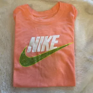 NEW Nike Basketball Graphic Short Sleeve Cotton T-Shirt Youth Sz 6 Orange/peach - Picture 1 of 3