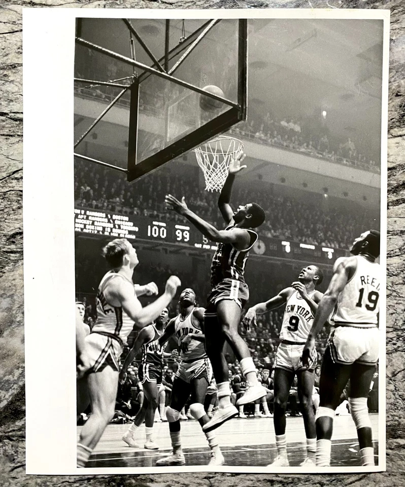 1968 Oscar Robertson "Robertson's Game Defying Shot" Тип 1 Оригинальная Фотография - Изображение 1 из 2