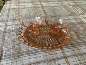 Rosa Glas Depression Sherbet Tassen mit 11,5" Servierteller - Bild 1 von 3