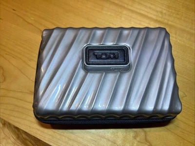 TUMI X Delta One 银色硬壳舒适旅行箱带额外配件 - 全新 — 第 1/4 张图片